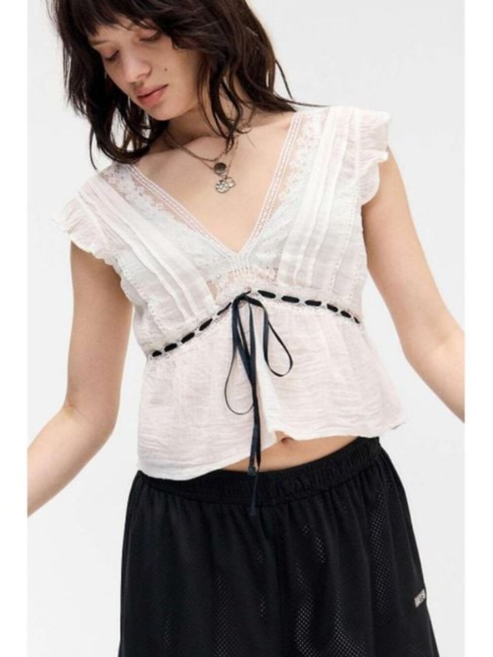 Kimchi Blue Ava Flutter Sleeve Tie-Front Babydoll Top V Neck Lace S